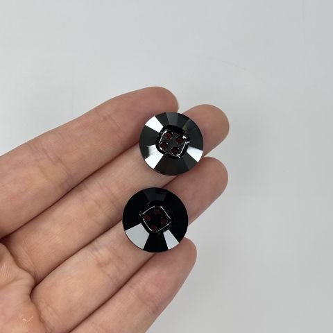 Swarovski 3018 Düğme 18mm Jet Hematite (280HEM) U - Metalik Siyah Renkli Ortadan Dikilebilir Düğme