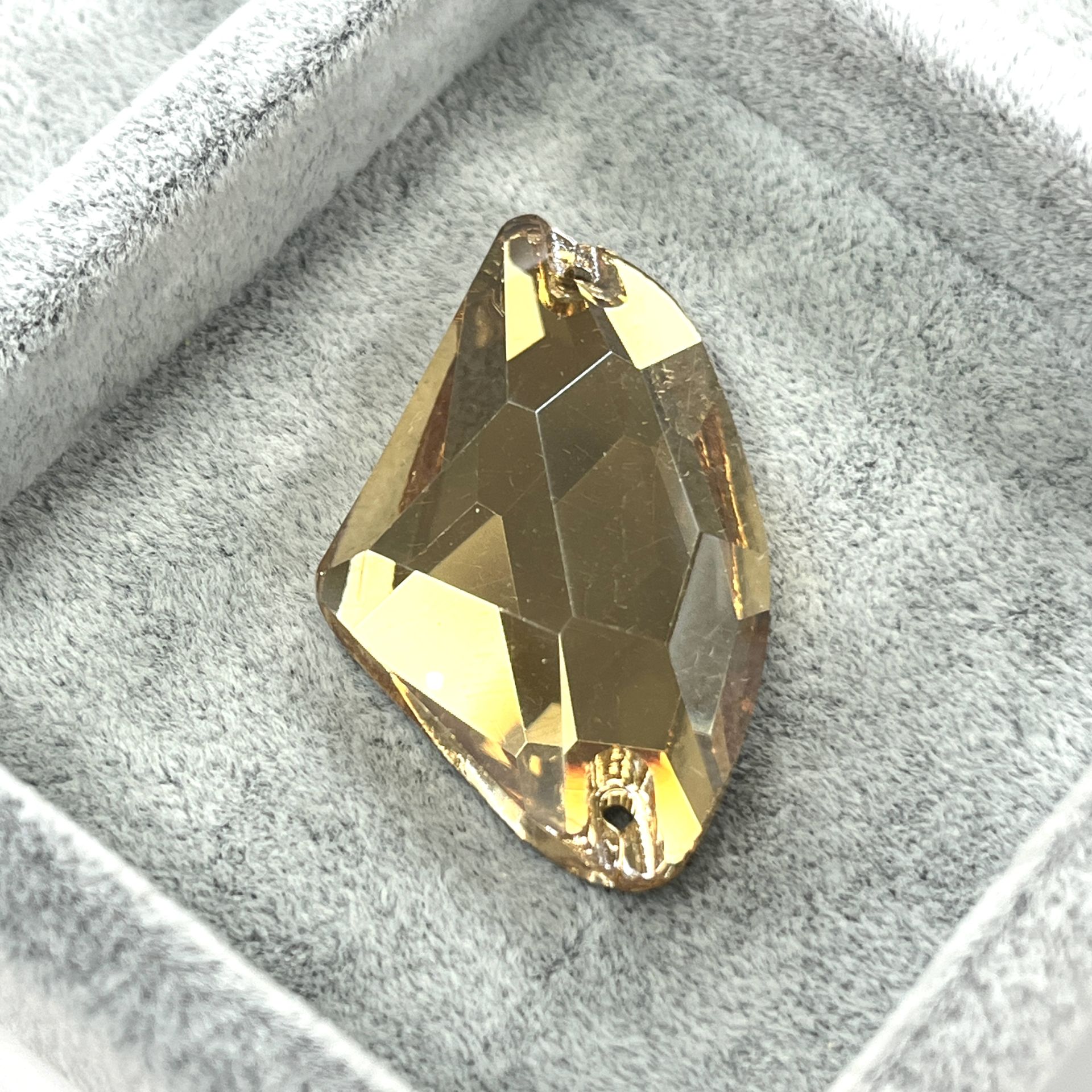 Galactic Şekilli 39x28mm Dikilebilir Crystal Golden Shadow Cam Taş - Altın Dikme Taş