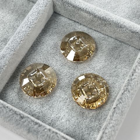 Swarovski 3018 Düğme 18mm Crystal Golden Shadow (001 GSHA) - Altın Renkli Ortadan Dikilebilir Düğme