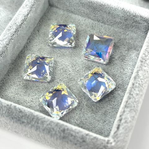 Swarovski 6431 Eşkenar Dörtgen 16mm Crystal AB (001AB) - Eşkenar Dörtgen Şekilli Tek Delikli Janjan Renkli Kolye Ucu