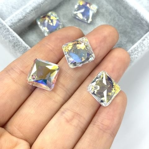 Swarovski 6431 Eşkenar Dörtgen 16mm Crystal AB (001AB) - Eşkenar Dörtgen Şekilli Tek Delikli Janjan Renkli Kolye Ucu