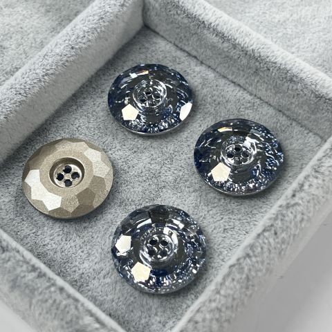 Swarovski 3008 Düğme 18mm Crystal Blue Shade (001BLSH) F - Yuvarlak Deniz Mavisi Renkli Ortadan Dikilebilir Düğme