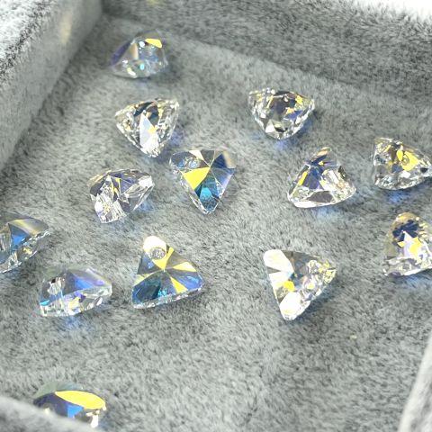 Swarovski 6628 Üçgen 8mm Crystal AB (001AB) - Janjan Renkli Kolye Ucu
