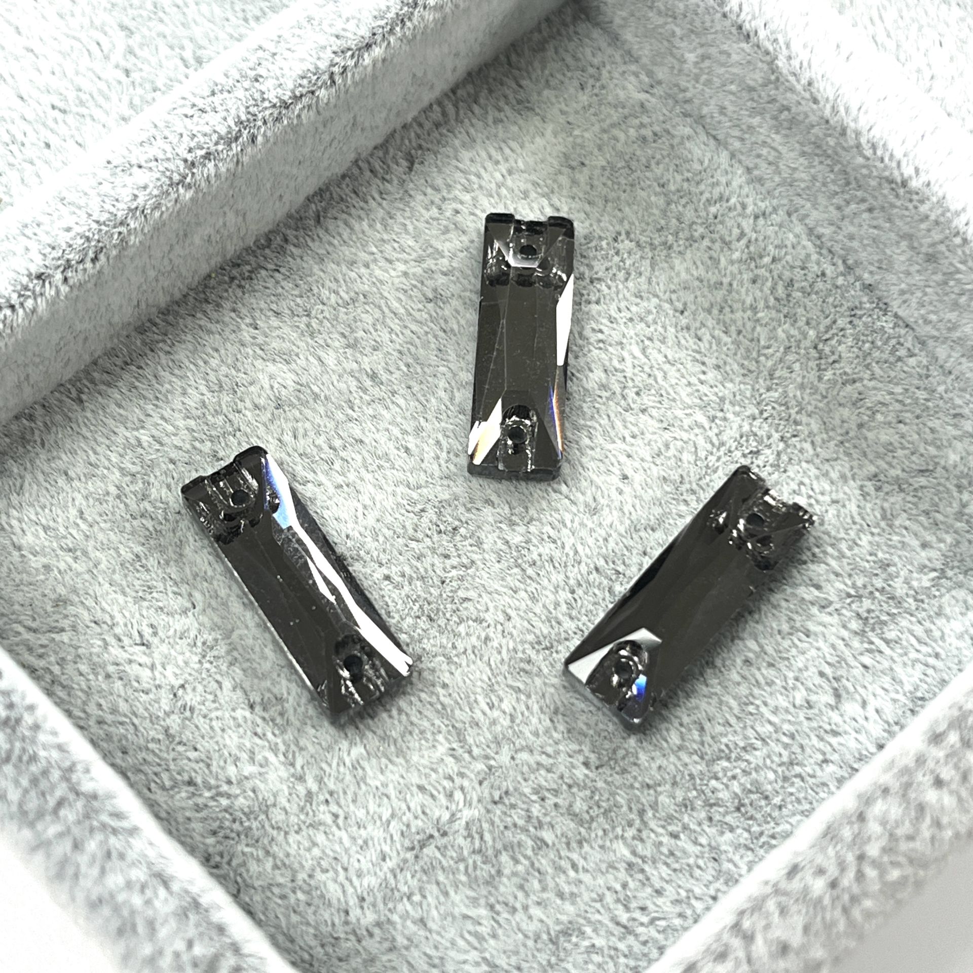 Dikdörtgen Şekilli 18x6mm Dikilebilir Black Diamond Cam Taş - Füme Dikme Taş