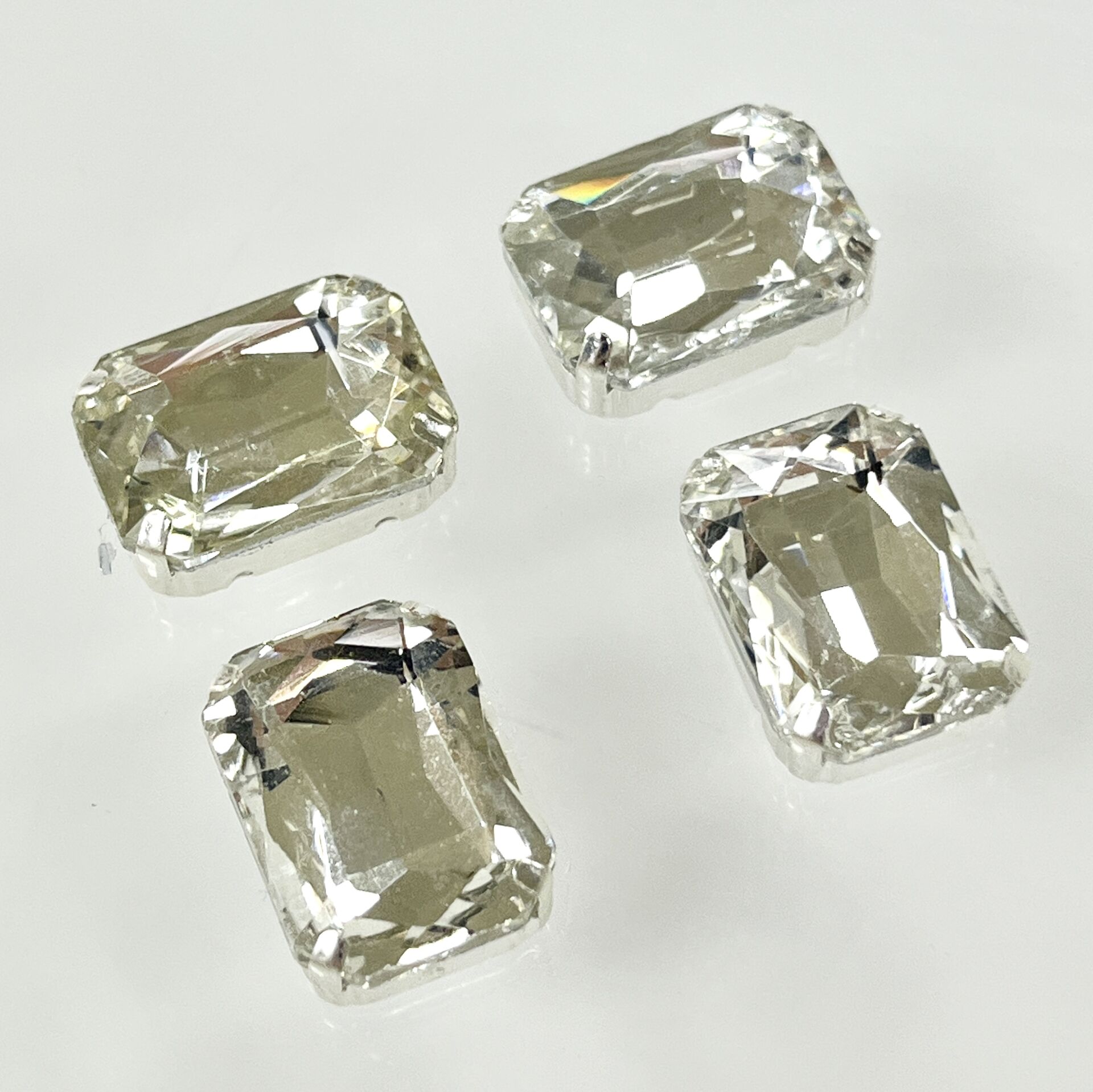 Dikdörtgen Şekilli Kasalı 18x13mm Dikilebilir Beyaz Cam Taş - 50 ve 10 Adet