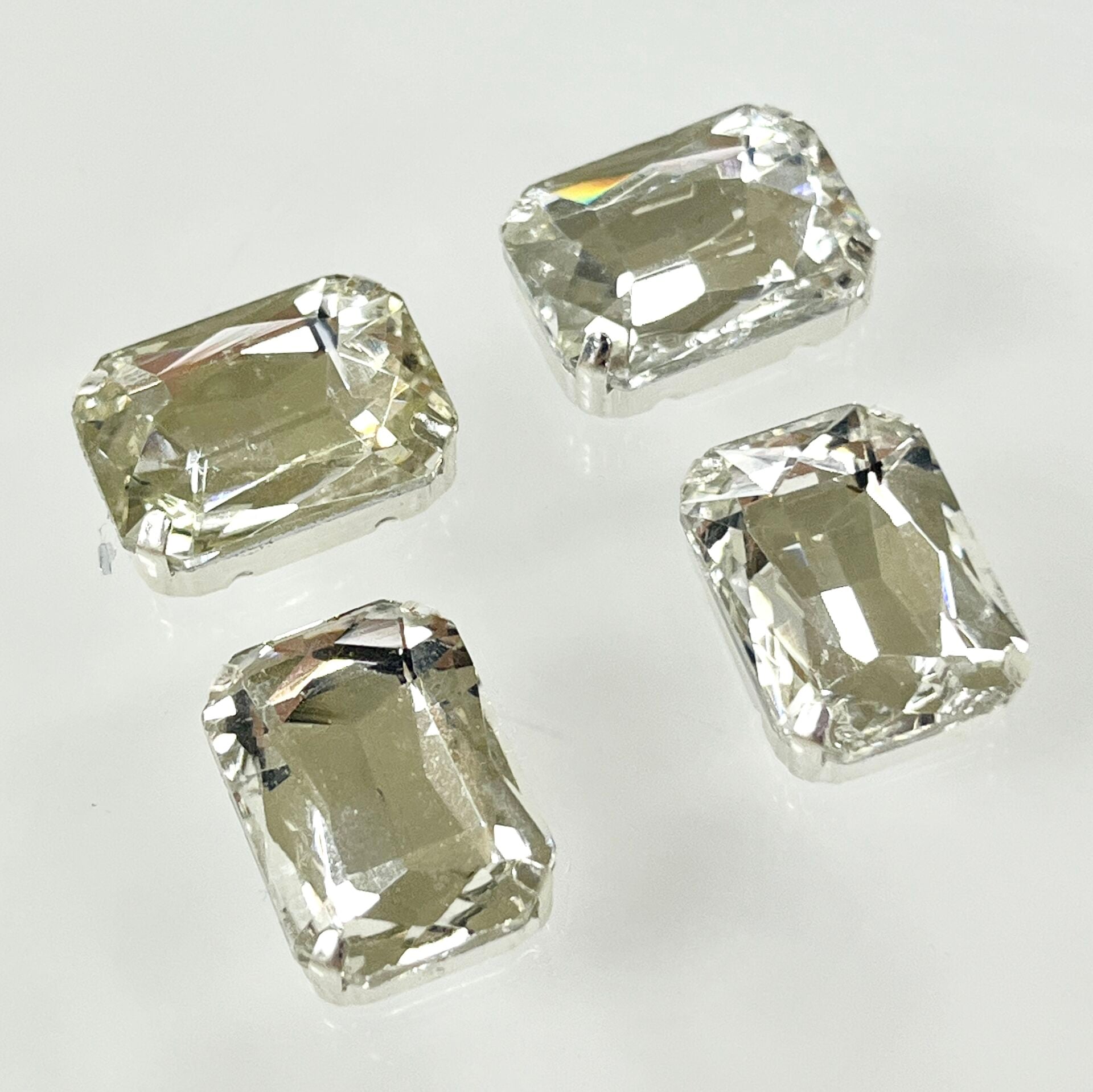 Dikdörtgen Şekilli Kasalı 18x13mm Dikilebilir Beyaz Cam Taş - 50 ve 10 Adet