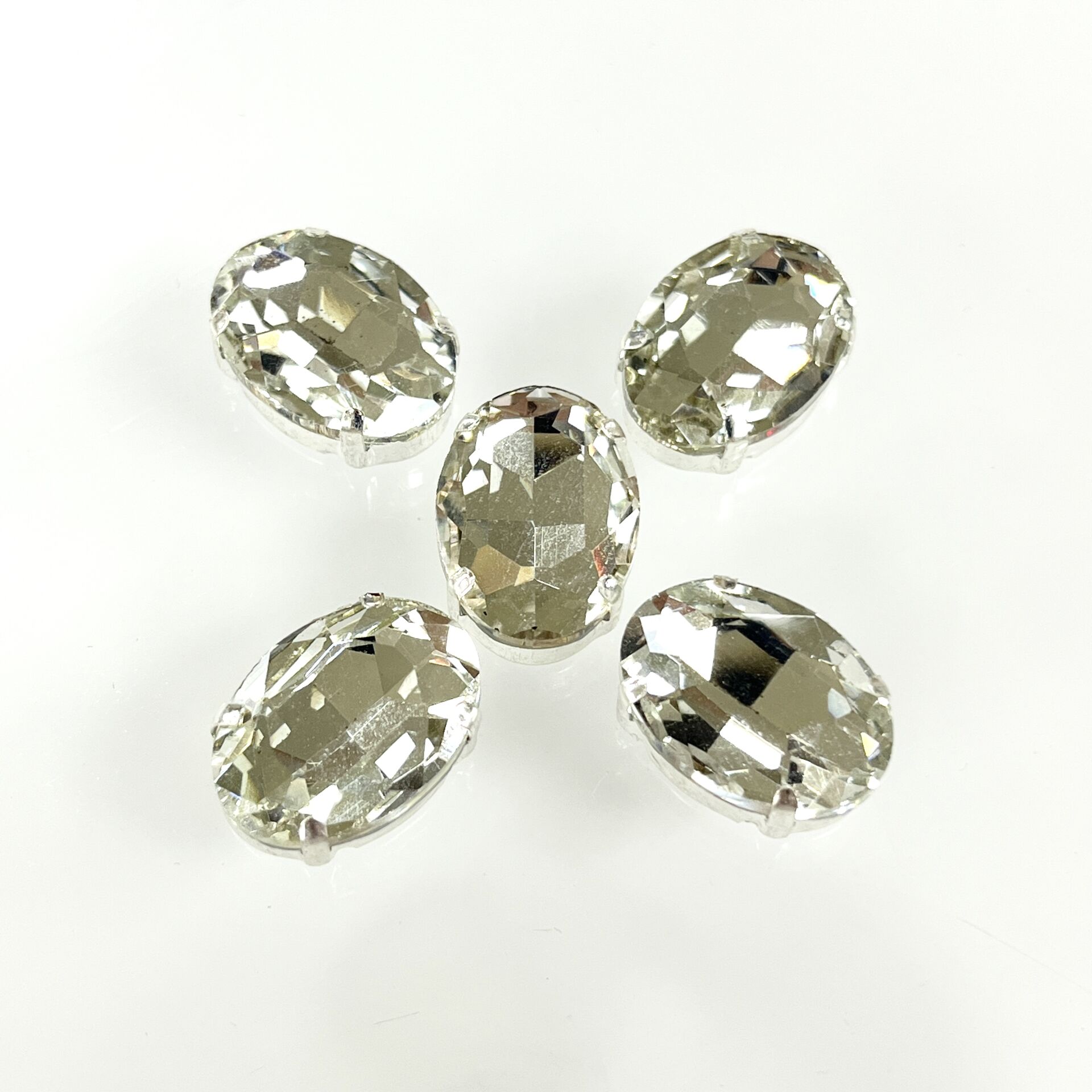Oval Şekilli Kasalı 18x13mm Dikilebilir Beyaz Cam Taş - 50 ve 10 Adet