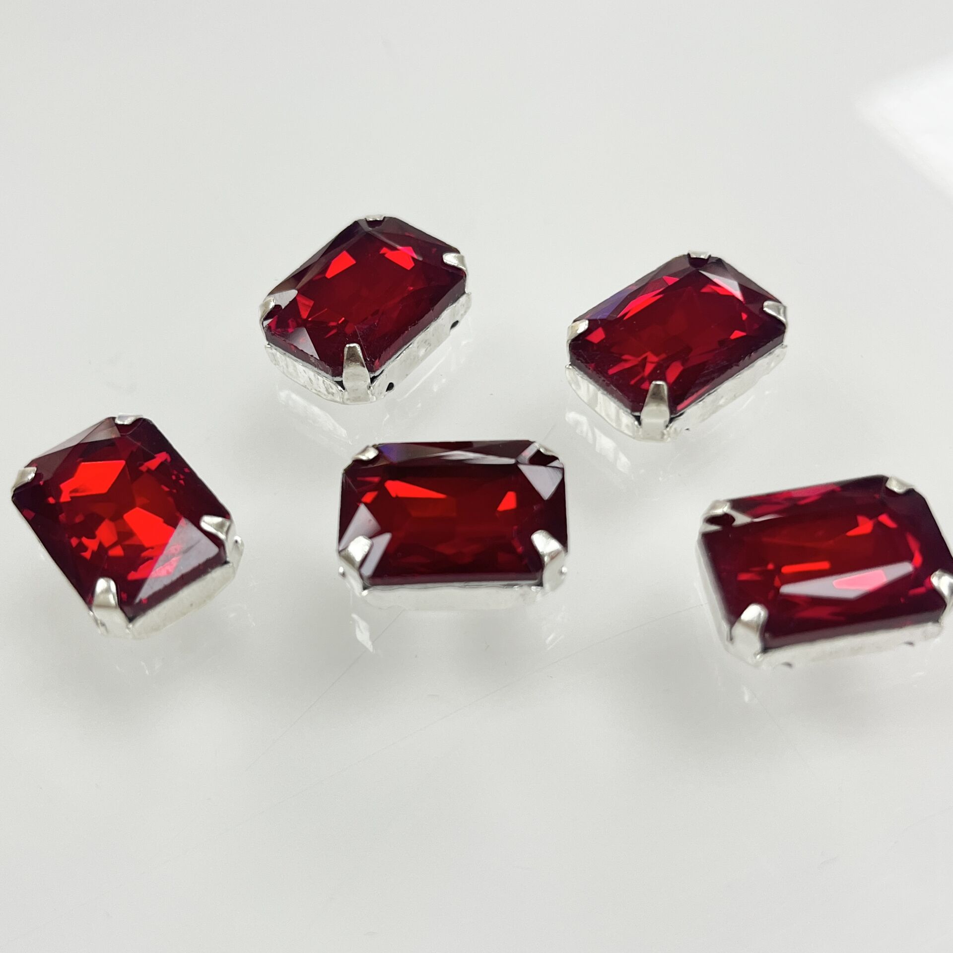 Dikdörtgen Şekilli Kasalı 18x13mm Dikilebilir Kırmızı Cam Taş - 50 ve 10 Adet