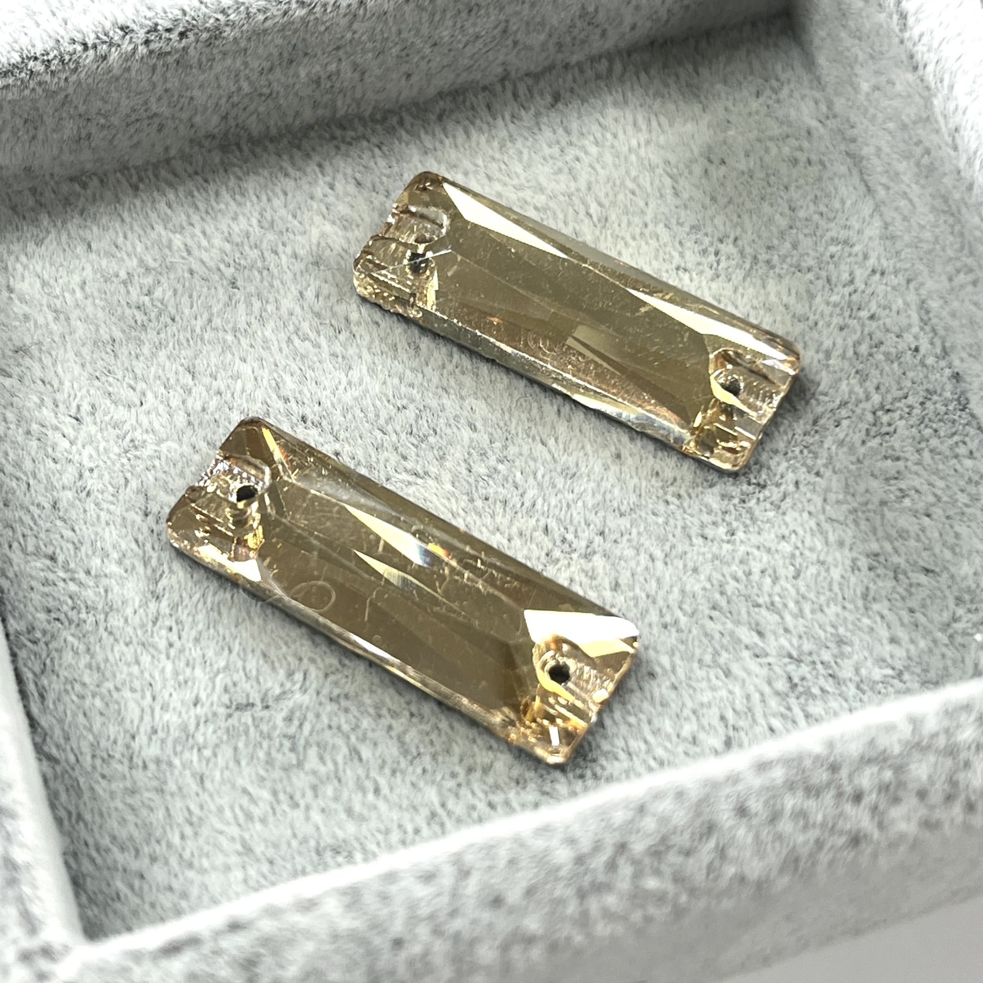 Dikdörtgen Şekilli 25,5x9mm Dikilebilir Şampanya Cam Taş - Altın Dikme Taş