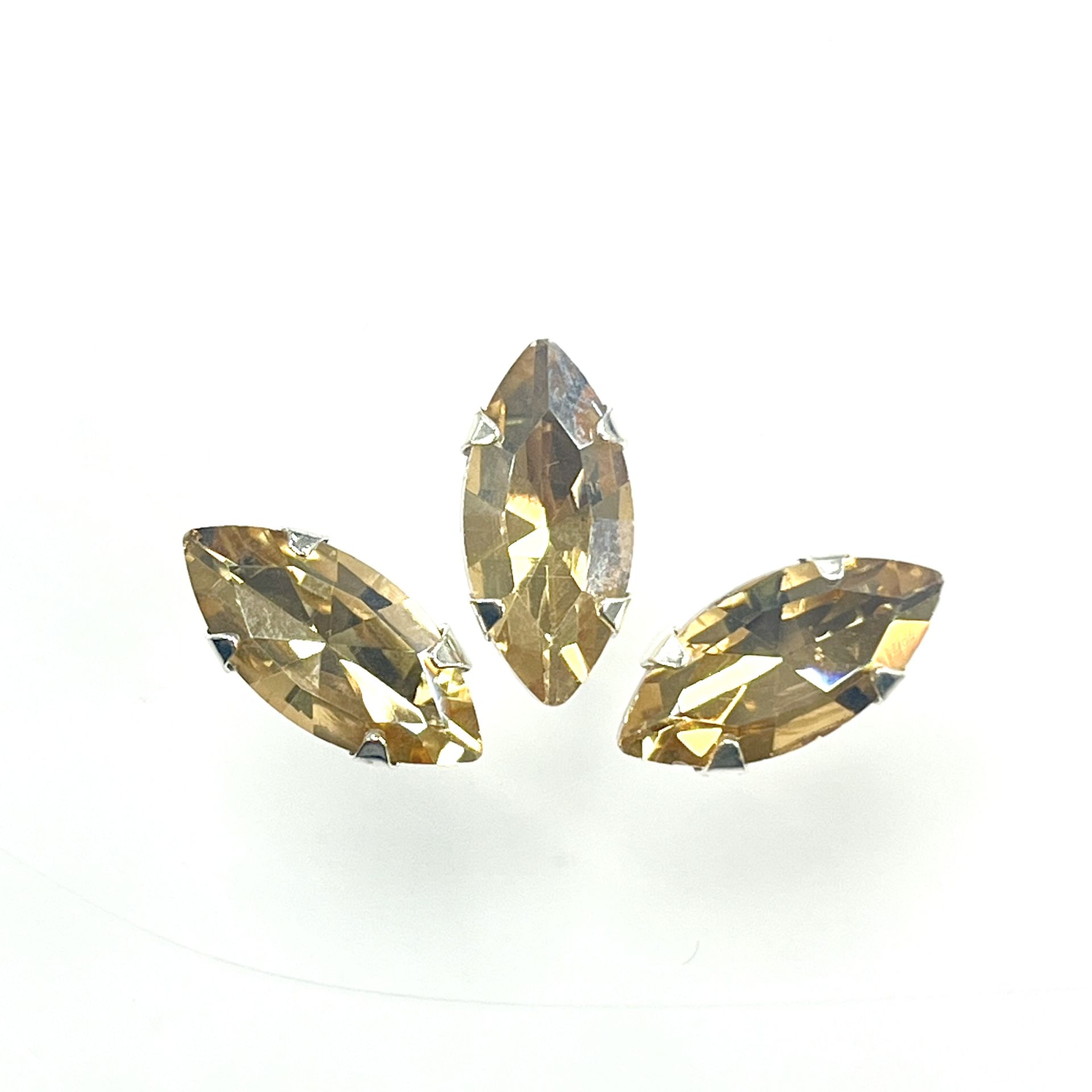 Mekik Şekilli 15x7mm Kasalı Dikilebilir Cam Taş - Altın Renkli Dikme Taş