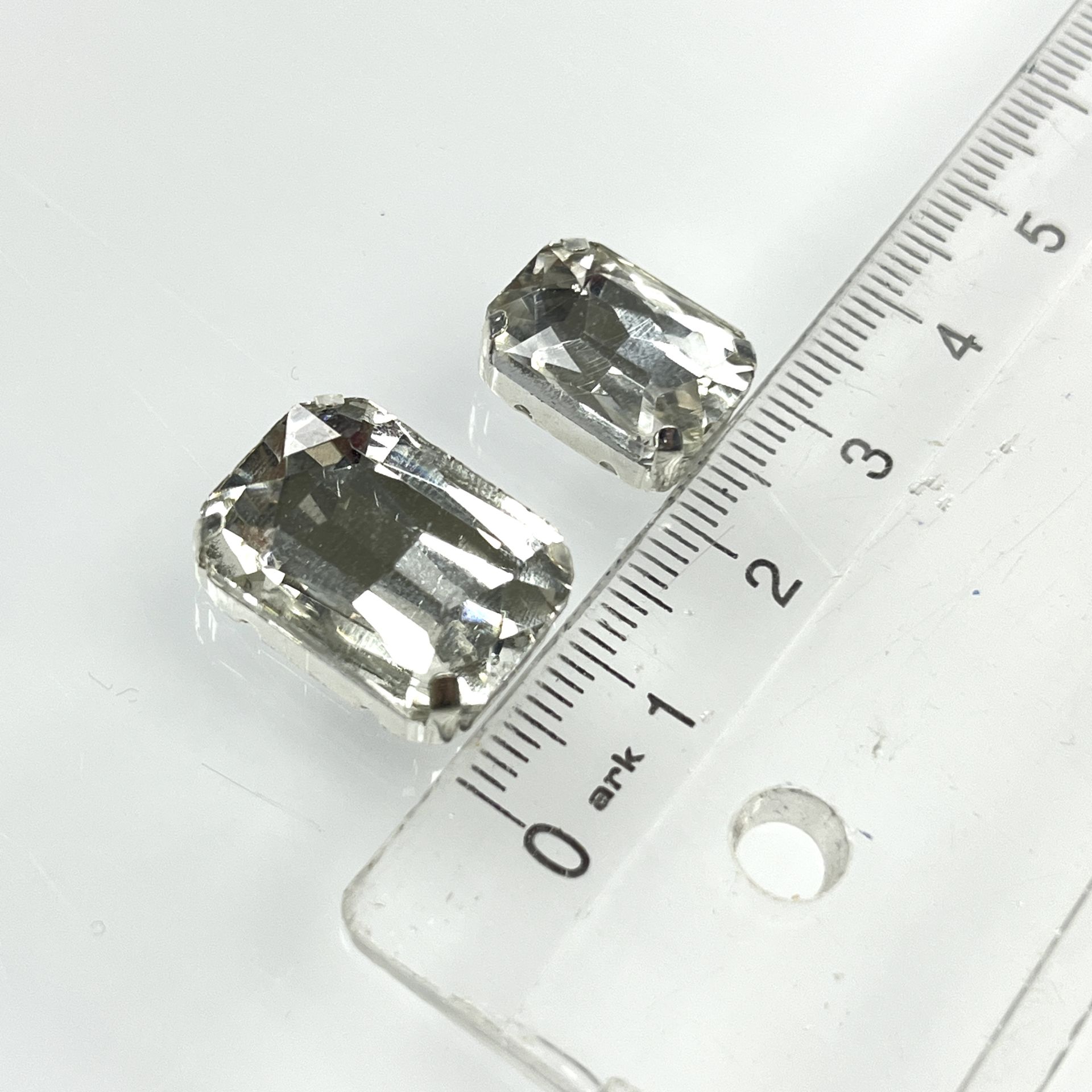 Dikdörtgen Şekilli Kasalı Dikilebilir Beyaz Cam Taş - 50 ve 10 Adet - Boy Seçenekleri Mevcuttur