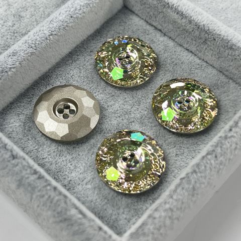 Swarovski 3008 Düğme 14mm Crystal Luminous Green (001LUMG) F - Yuvarlak Açık Yeşil Renkli Ortadan Dikilebilir Düğme