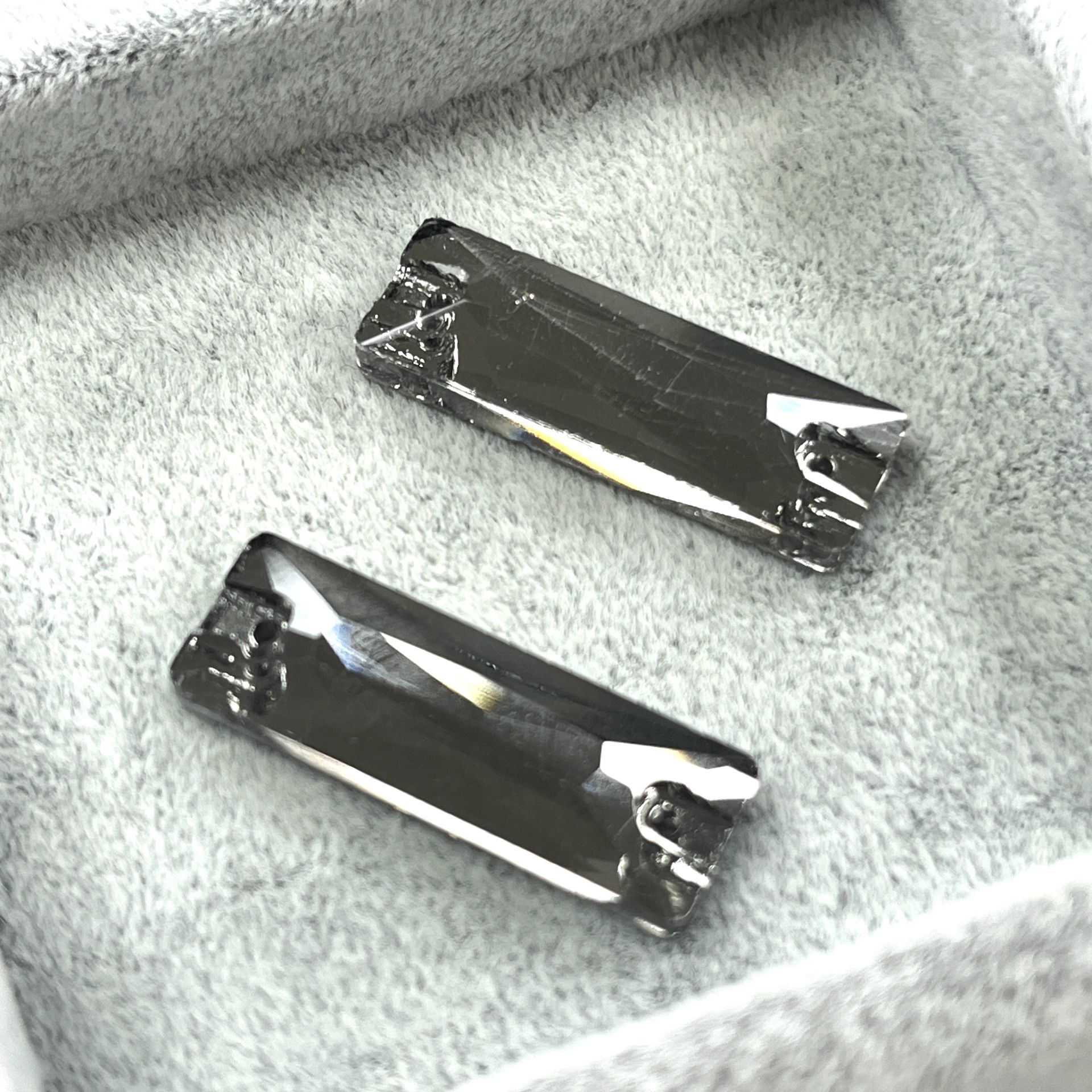 Dikdörtgen Şekilli 25,5x9mm Dikilebilir Black Diamond Cam Taş - Füme Dikme Taş