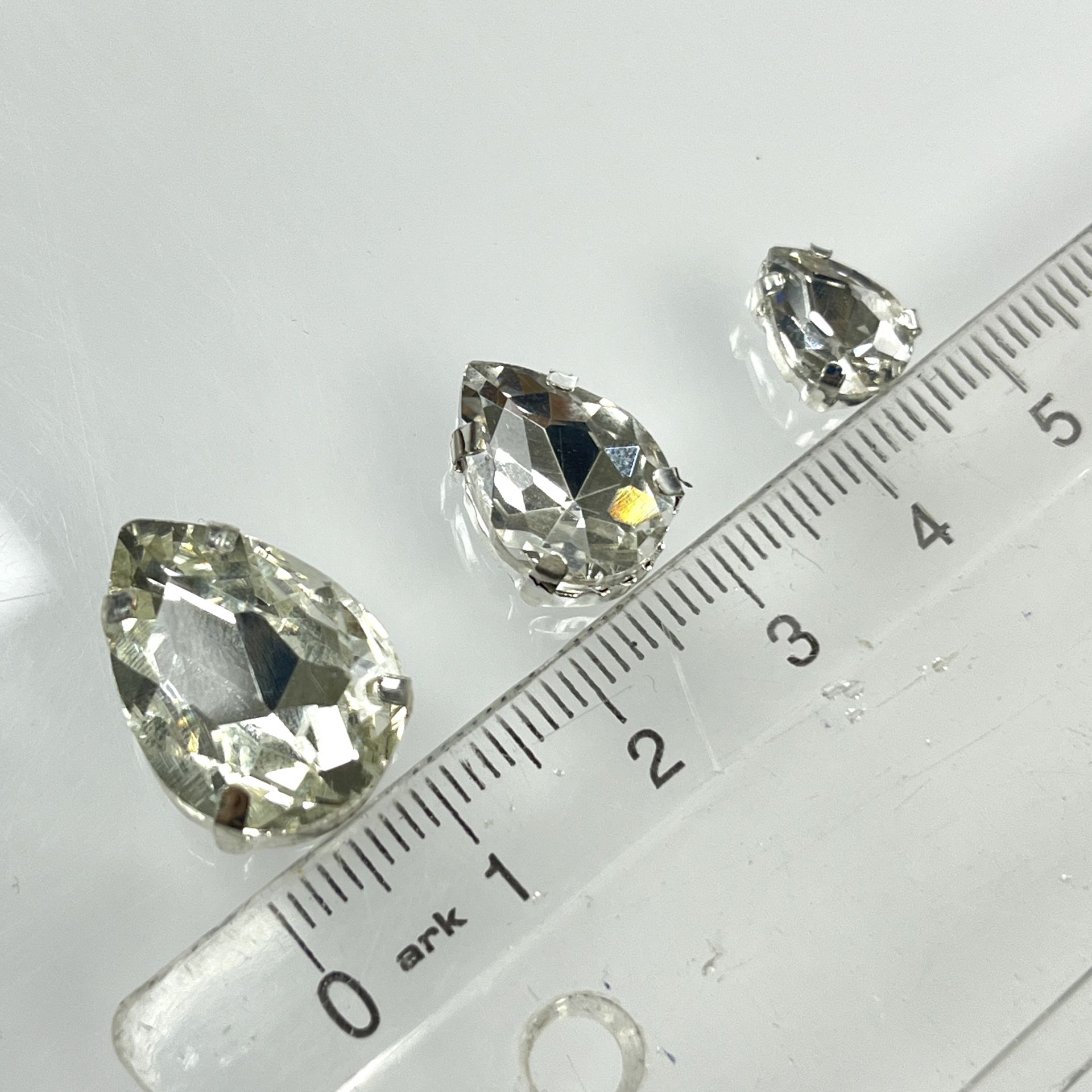 Damla Şekilli Kasalı Dikilebilir Beyaz Cam Taş - 50 ve 10 Adet - Boy Seçenekleri Mevcuttur