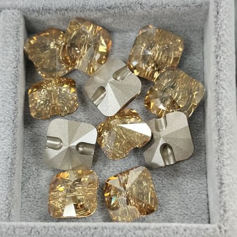 Swarovski 3009 Düğme 14mm Crystal Golden Shadow (001GSHA) Foyalı - Kare Parlak Altın Alttan Dikilebilir Düğme