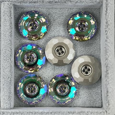 Swarovski 3008 Düğme 18mm Crystal AB (001AB) F - Yuvarlak Janjan Ortadan Dikilebilir Düğme