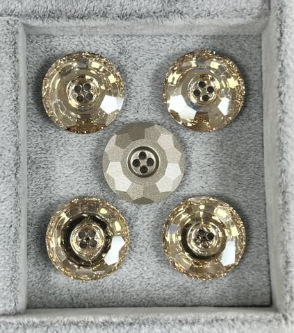 Swarovski 3008 Düğme 18mm Crystal Golden Shadow (001GSHA) F - Yuvarlak Altın Renkli Ortadan Dikilebilir Düğme
