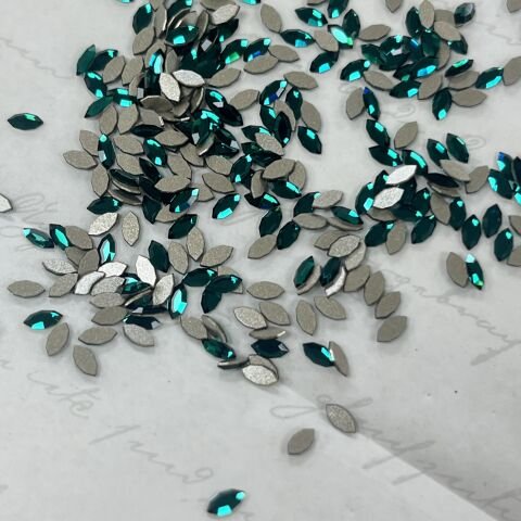Swarovski 2200 Navette 4x2mm Emerald F (205) - Yeşil Renkli Mekik Altı Düz Mini Kristal Taş