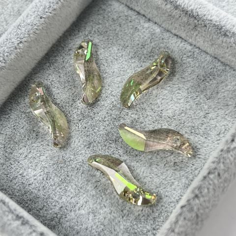 6525 19mm Crystal Luminous Green (001LUMG) - S Şeklinde Açık Yeşil Kolye Ucu