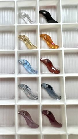 6525 19mm Crystal Red Magma (001REDM) - S Şeklinde Kiremit Kırmızısı Kolye Ucu