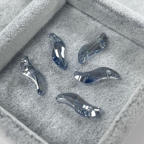 6525 19mm Crystal Blue Shade (001BLSH) - S Şeklinde Buz Mavisi Kolye Ucu