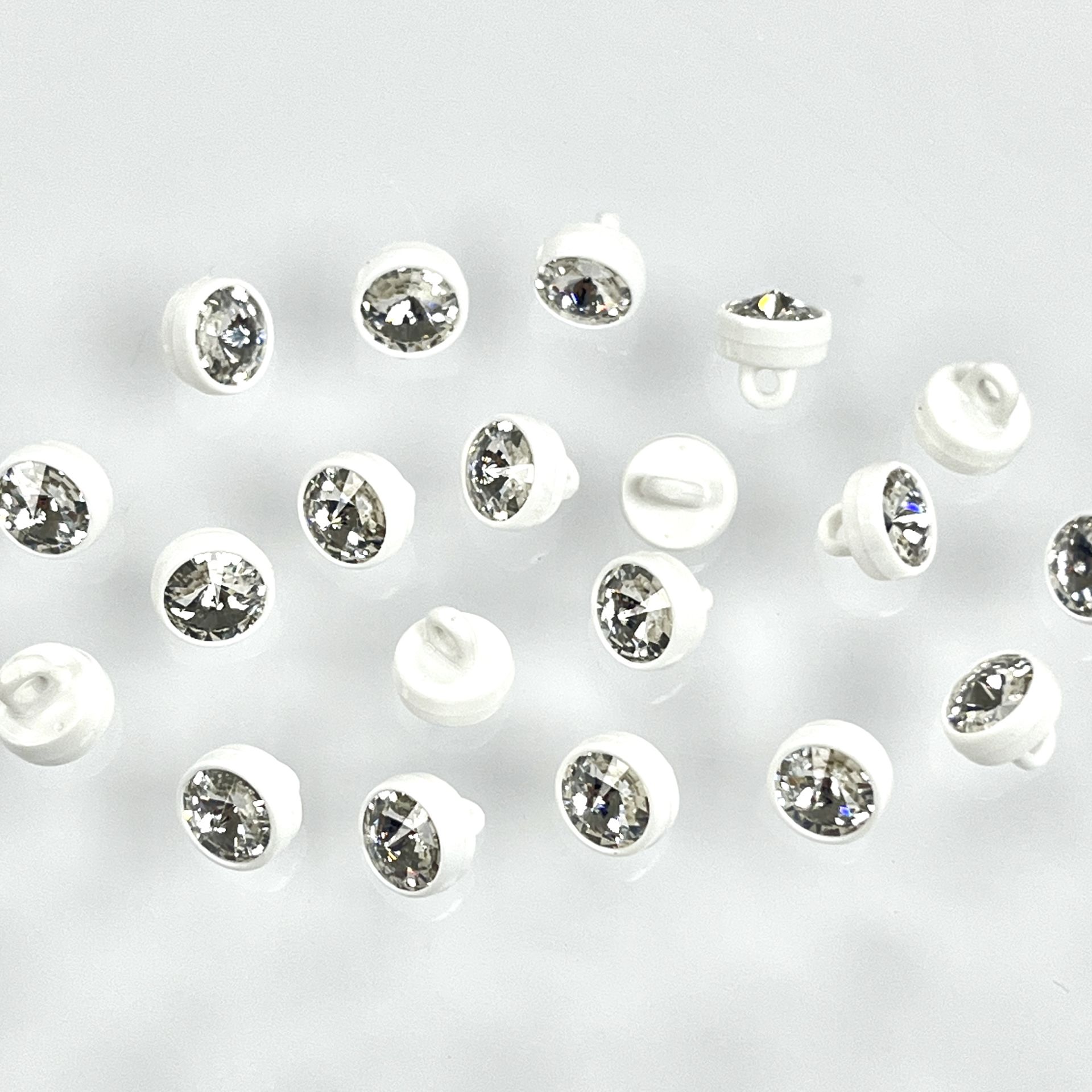 1770/129 Beyaz Plastik Çerçeve İçine Oturtulmuş 6mm Rivoli Kristalli Alttan Dikilebilir Düğme