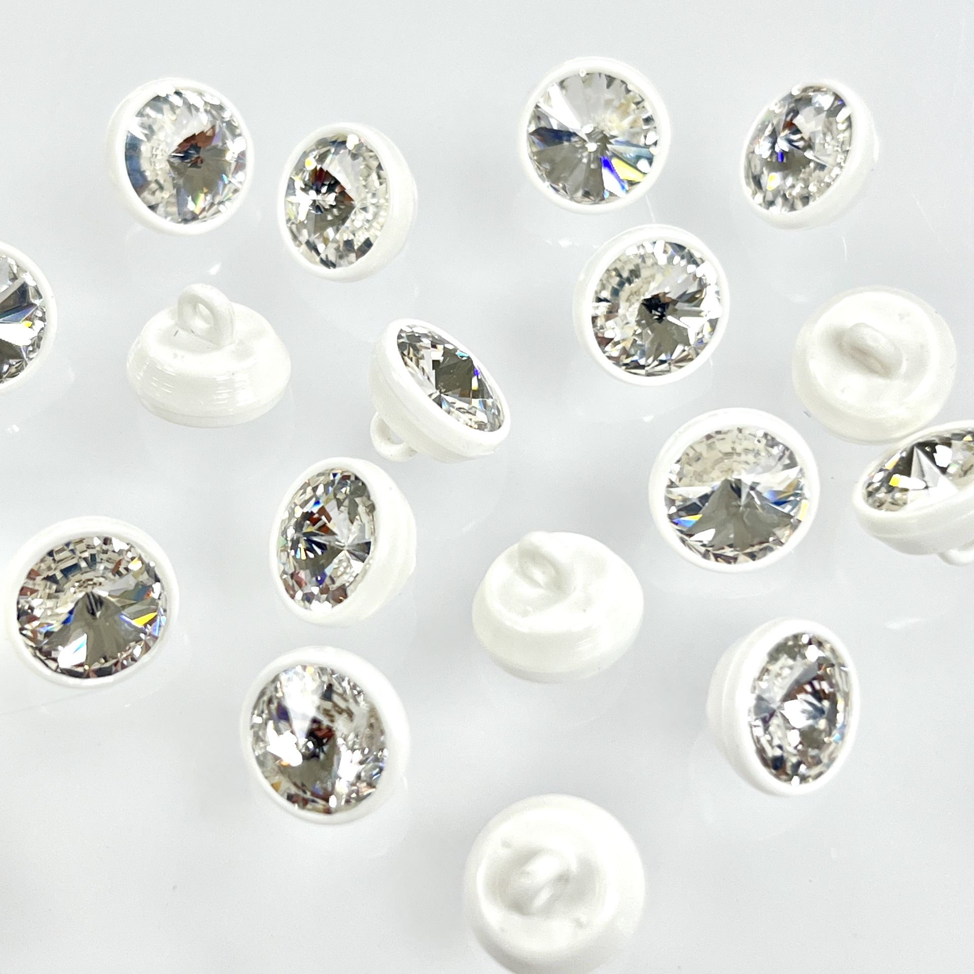 1770/139 Beyaz Plastik Çerçeve İçine Oturtulmuş 8mm Rivoli Kristalli Alttan Dikilebilir Düğme