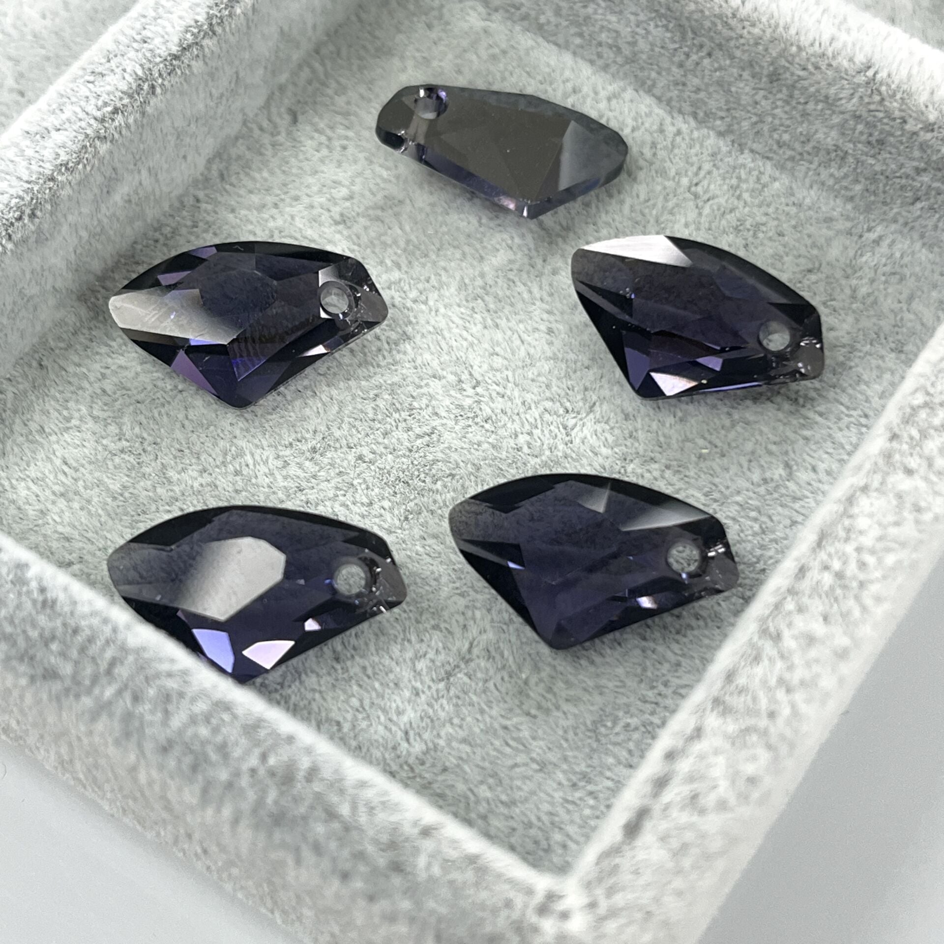 Swarovski 6656 Galactic Vertical 19mm Tanzanite Satin (539SAT) - Koyu Mor Renkli Kolye Ucu