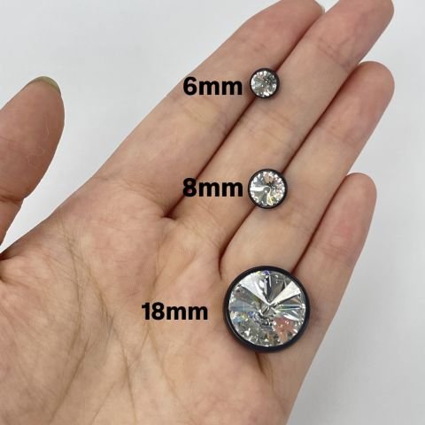 1770/218 Siyah Plastik Çerçeve İçine Oturtulmuş 18mm Rivoli Kristalli Alttan Dikilebilir Düğme