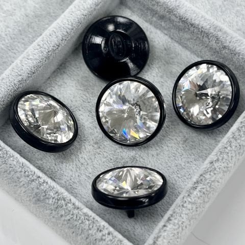 1770/218 Siyah Plastik Çerçeve İçine Oturtulmuş 18mm Rivoli Kristalli Alttan Dikilebilir Düğme