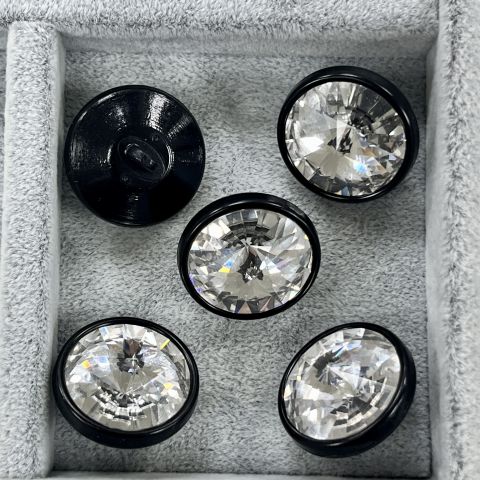 1770/218 Siyah Plastik Çerçeve İçine Oturtulmuş 18mm Rivoli Kristalli Alttan Dikilebilir Düğme