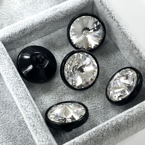 1770/218 Siyah Plastik Çerçeve İçine Oturtulmuş 18mm Rivoli Kristalli Alttan Dikilebilir Düğme