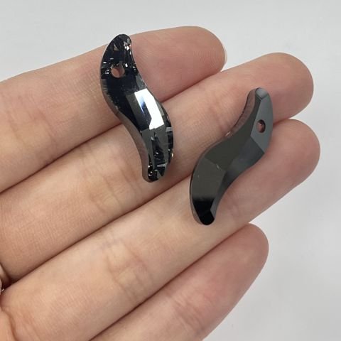 Swarovski 6525 28mm Crystal Silver Night (001SINI) - S Şekilli Altın Kolye Ucu