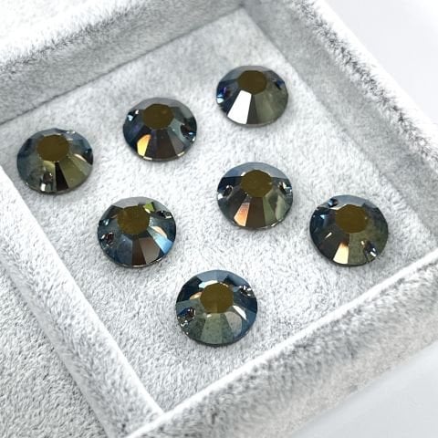 Swarovski 3204 12mm Crystal Iridescent Green (001 IRIG) - Metalik Yeşil Yuvarlak İki Delikli Dikme Taş