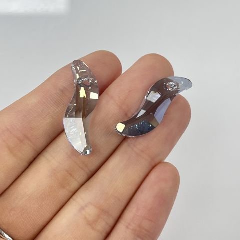 Swarovski 6525 28mm Crystal Blue Shade  (001BLSH) - S Şekilli Açık Mavi Kolye Ucu