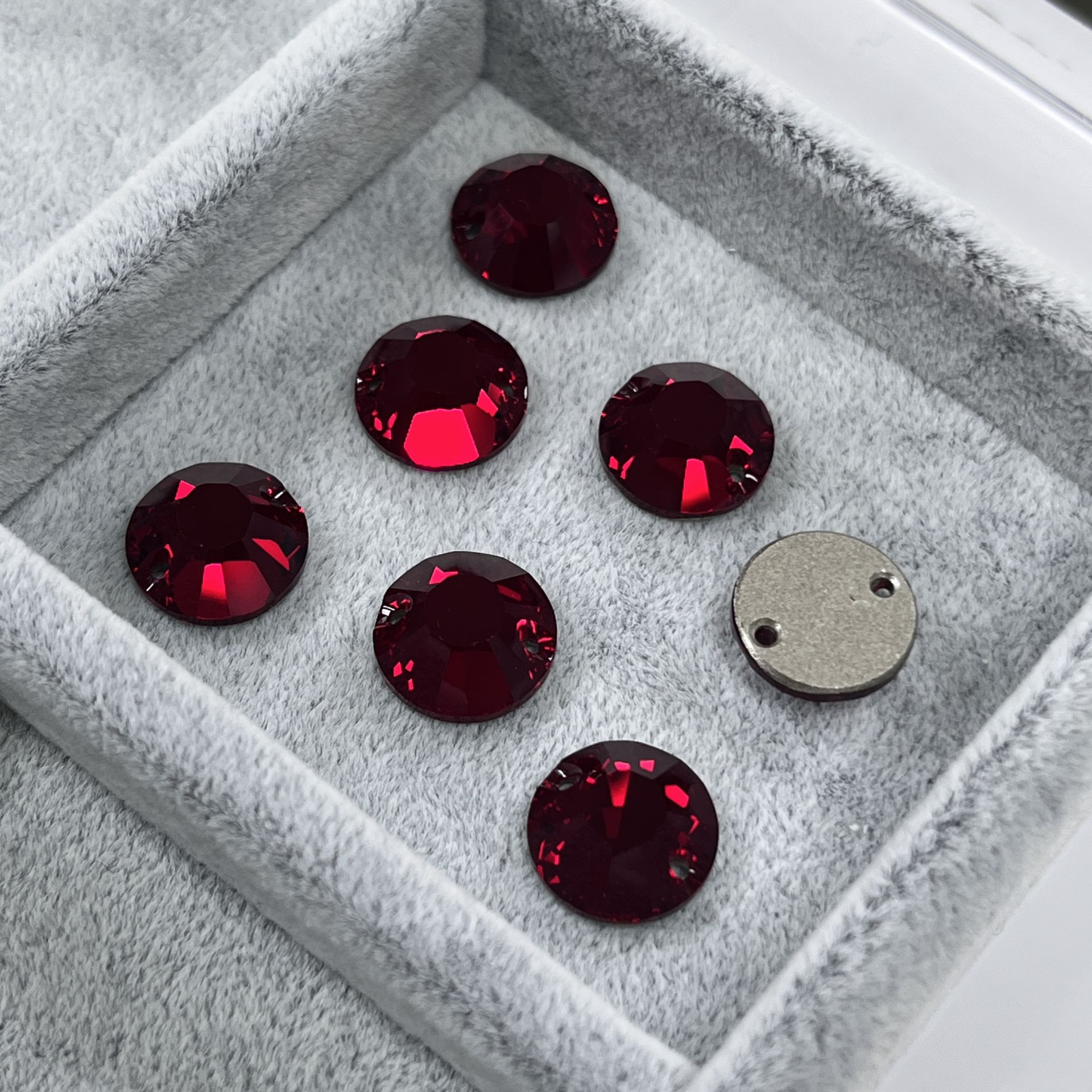 Swarovski 3204 12mm Siam (208) - Koyu Kırmızı Yuvarlak Dikme Taş