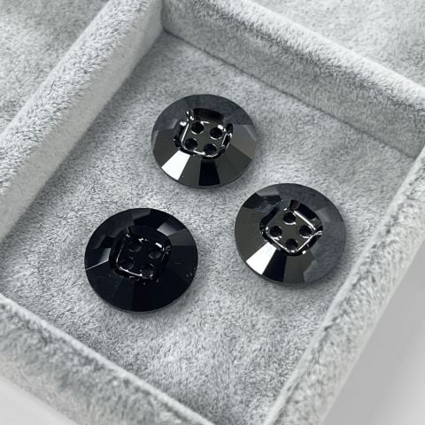 Swarovski 3018 Düğme 14mm Crystal Silver Night (001SINI) Foyasız - Füme Renkli Ortadan Dikilebilir Düğme