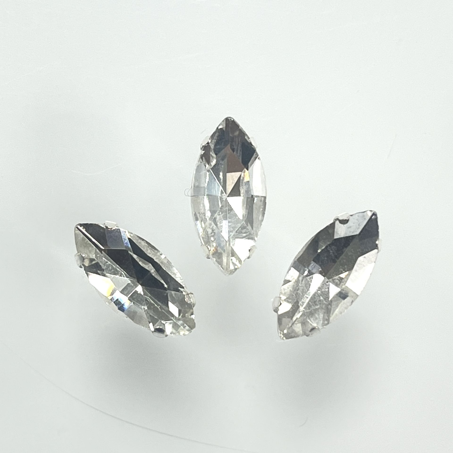 Mekik Şekilli 15x7mm Kasalı Dikilebilir Cam Taş - Beyaz Dikme Taş