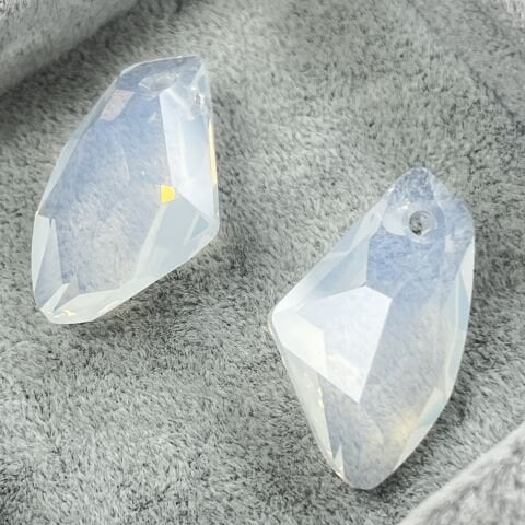 Swarovski 6656 Galactic Vertical 27mm White Opal (234) - Beyaz Renkli Kolye Ucu