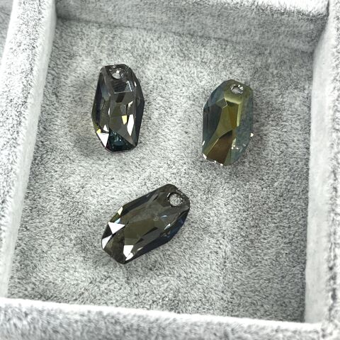 Swarovski 6673 Meteor 18mm Crystal Iridescent Green (001IRIG) - Sarkıt Şekilli Tek Delikli Yeşil Renkli Kolye Ucu