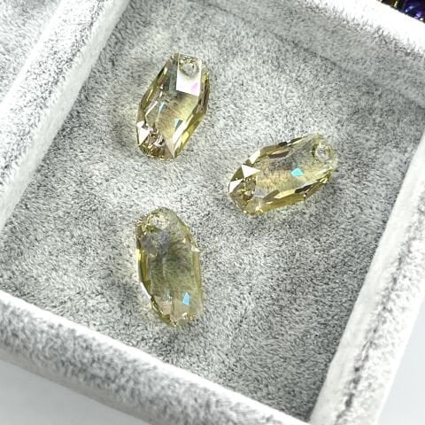 Swarovski 6673 Meteor 18mm Crystal Luminous Green (001LUMG) - Sarkıt Şekilli Tek Delikli Limon Renkli Kolye Ucu