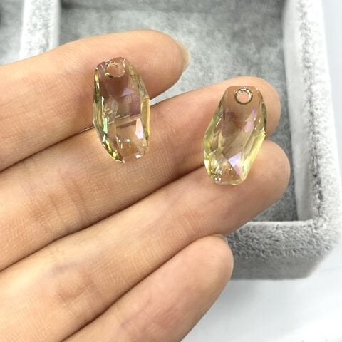 Swarovski 6673 Meteor 18mm Crystal Luminous Green (001LUMG) - Sarkıt Şekilli Tek Delikli Limon Renkli Kolye Ucu