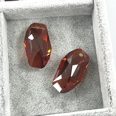 Swarovski 6673 Meteor 28mm Crystal Red Magma (001REDM) - Sarkıt Şekilli Tek Delikli Kırmızı Renkli Kolye Ucu