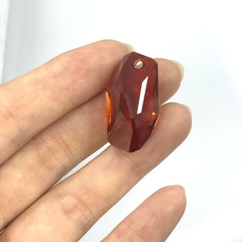 Swarovski 6673 Meteor 28mm Crystal Red Magma (001REDM) - Sarkıt Şekilli Tek Delikli Kırmızı Renkli Kolye Ucu