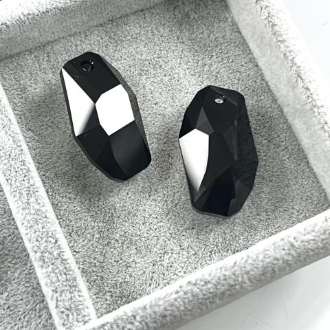 Swarovski 6673 Meteor 28mm Jet (280) - Sarkıt Şekilli Tek Delikli Siyah Renkli Kolye Ucu