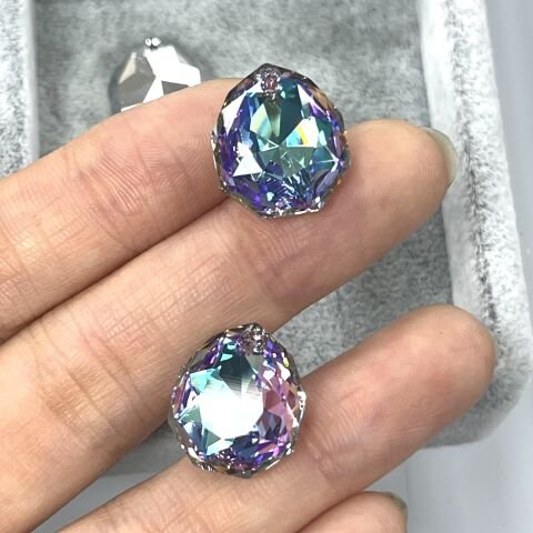 Swarovski 6436 Pendant 16mm Crystal Vitrail Light (001VL) - Parlak Leylak Kıvrımlı Damla Şekilli Tek Delikli Kolye Ucu