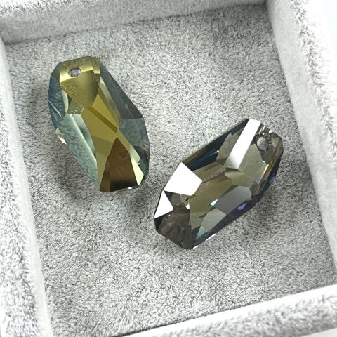 Swarovski 6673 Meteor 28mm Crystal Iridescent Green (001IRIG) - Sarkıt Şekilli Tek Delikli Yeşil Renkli Kolye Ucu