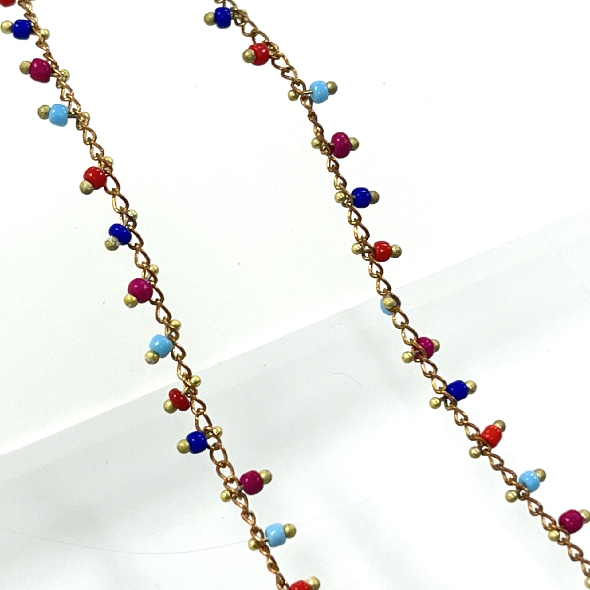 Bordo-Mavi Renkli Plastik Boncuklarla Süslü Pirinç Zincir Ham - Kaplamasız: