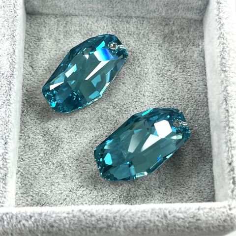 Swarovski 6673 Meteor 28mm Light Turquoise (263) - Sarkıt Şekilli Tek Delikli Açık Turkuaz Renkli Kolye Ucu