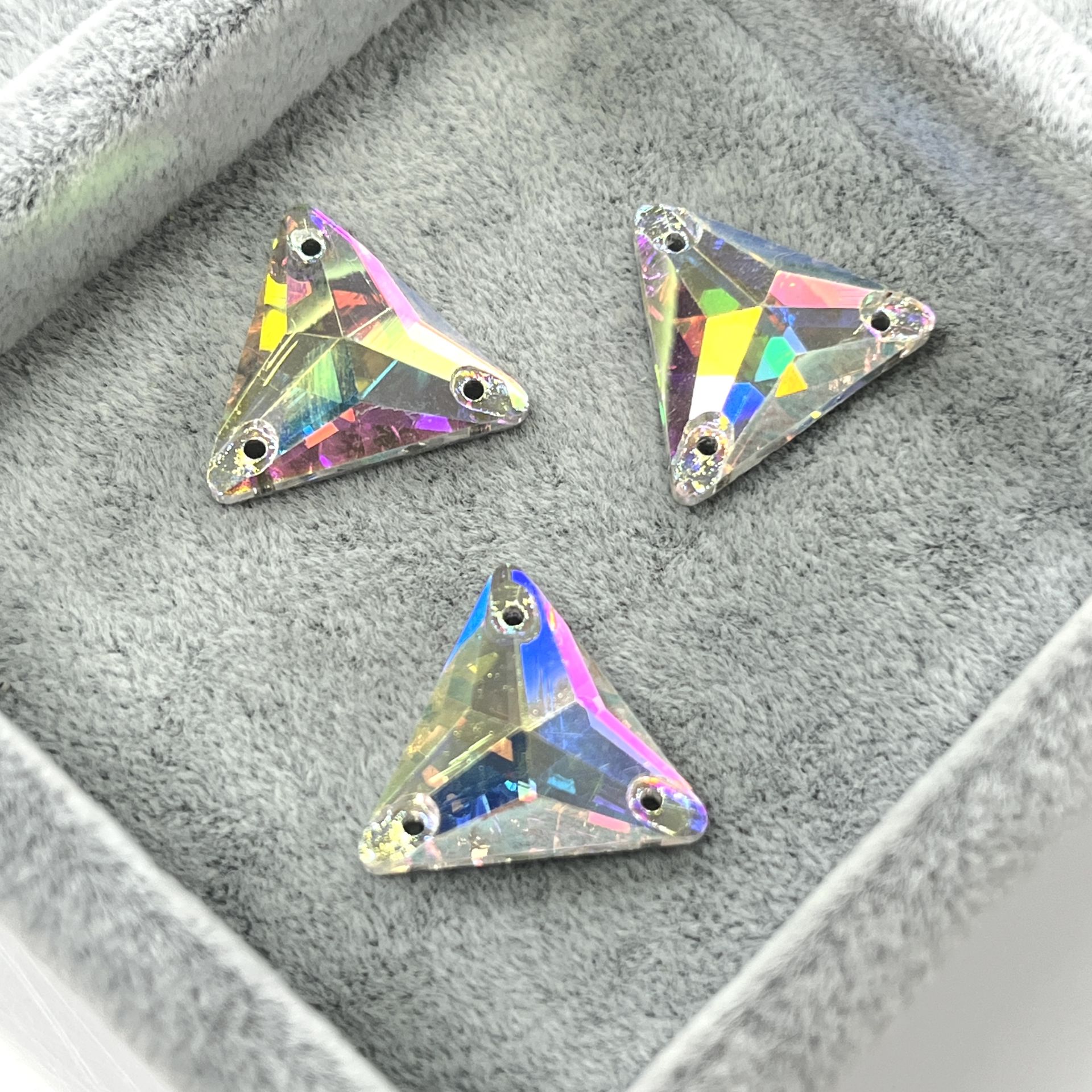 Üçgen Şekilli 16mm Dikilebilir Crystal AB Cam Taş - Janjan Dikme Taş